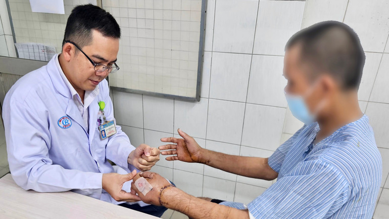 Läkaren undersökte patient C. innan han skrevs ut från sjukhuset. 20251105-165627.jpg