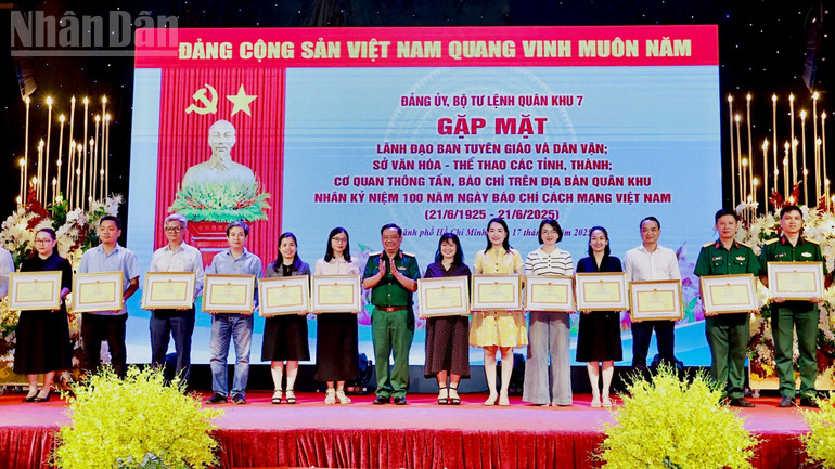 Bộ Tư lệnh Quân khu 7 trao Bằng khen cho các cơ quan báo chí có thành tích xuất sắc trong phối hợp tuyên truyền. ndo_tl_img-0918.jpg
