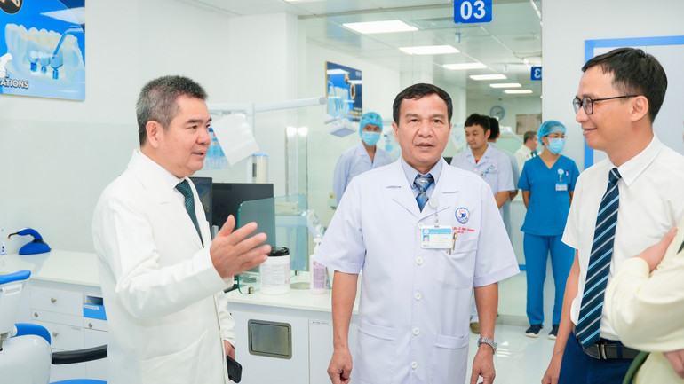 Lãnh đạo hai bệnh viện khảo sát thực tế Trung tâm Răng Hàm Mặt kỹ thuật cao. dsc01276.jpg