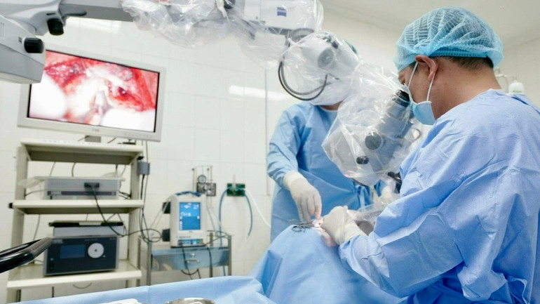 ការវះកាត់ដាក់ឧបករណ៍បញ្ចូលត្រចៀកកណ្តាលនៅមន្ទីរពេទ្យត្រចៀក ច្រមុះ និងបំពង់កក្រុង។ (រូបថត៖ ផ្តល់ដោយមន្ទីរពេទ្យ)។ img-5695.jpg