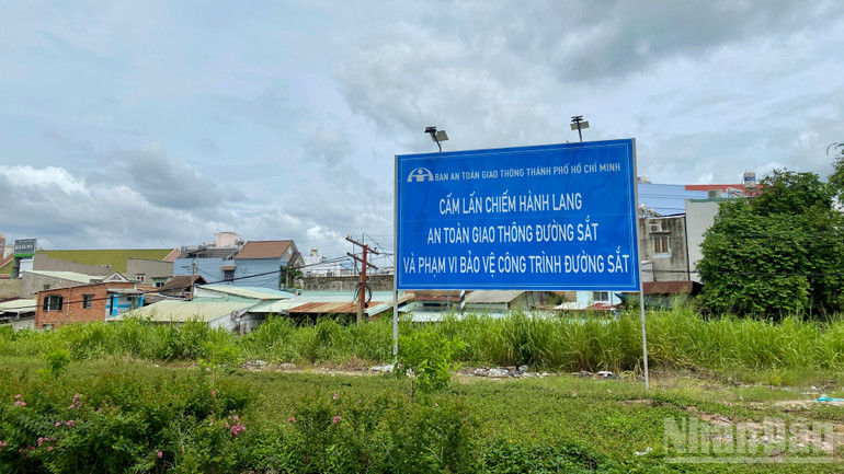 Biển hiệu về bảo đảm an toàn giao thông đường sắt tại thành phố Thủ Đức. ndo_br_img-0723.jpg