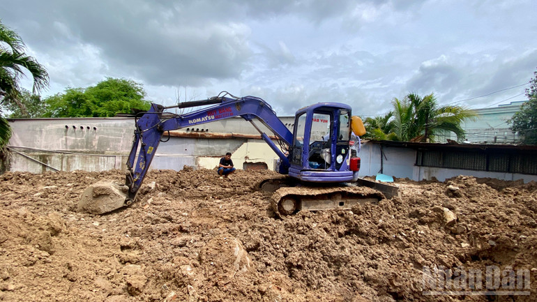 Hoạt động san lấp trái phép vẫn tiếp diễn tại phường Linh Tây, thành phố Thủ Đức. (Ảnh chụp sáng 12/6) ndo_br_img-0711-2.jpg