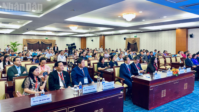 អ្នកជំនាញ អ្នកស្រាវជ្រាវ និងអ្នកជំនាញផ្នែកវេជ្ជសាស្ត្រជាច្រើនរូបបានចូលរួមក្នុងវគ្គវិទ្យាសាស្ត្រតាមប្រធានបទ។ ndo_tl_img-5663.jpg