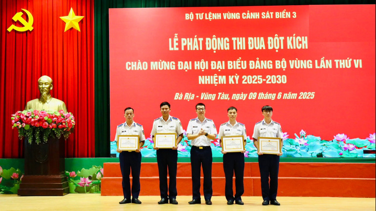 Trao thưởng đợt thi đua cao điểm "Thần tốc-Quyết thắng". img-0656.jpg