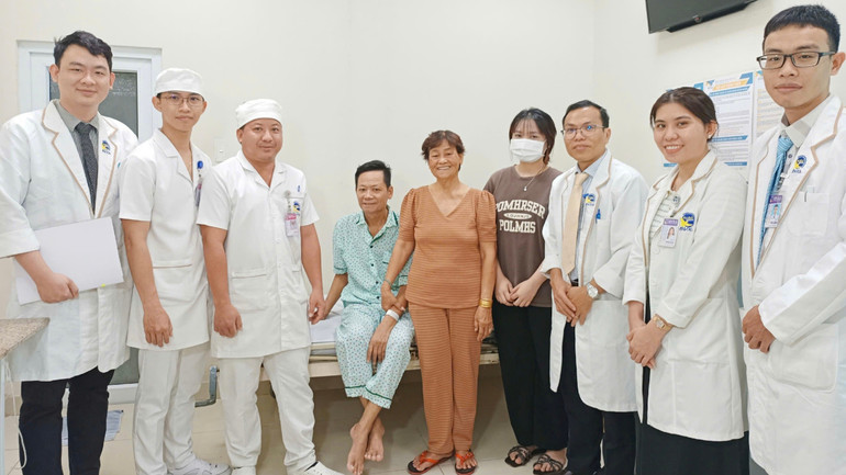 Bệnh nhân T. xuất viện trong niềm vui của gia đình và y bác sĩ điều trị. e-kip-bac-si-khoa-can-thiep-tim-mach-cung-gia-dinh-benh-nhan-ngay-xuat-vien.jpg