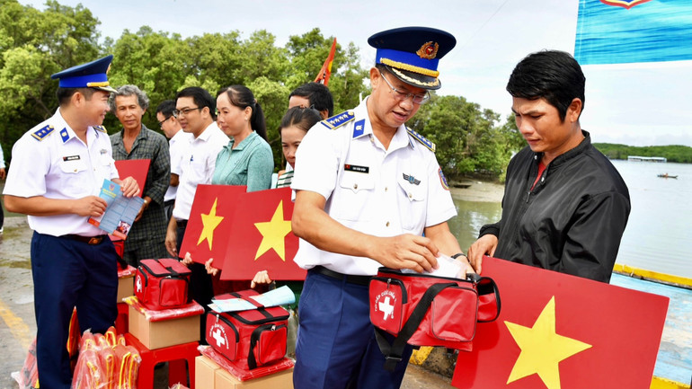 Trao túi thuốc cho ngư dân. img-2834.jpg