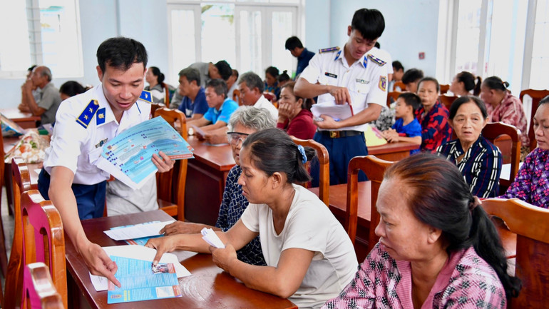 Cảnh sát biển phổ biến thông tin quy định về khai thác thủy sản đúng quy định. img-2833.jpg