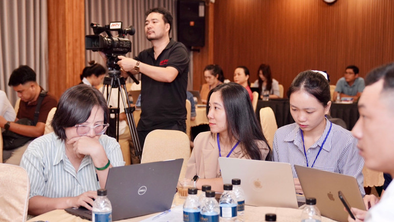 Phóng viên các cơ quan báo chí quan tâm thông tin về phòng, chống HIV/AIDS. img-2839.jpg
