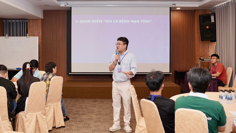 Bác sĩ Lê Tấn Thủ chia sẻ thông tin về phòng chống HIV/AIDS. img-2825.jpg