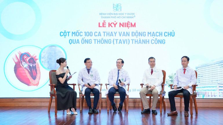 Các bác sĩ tại Bệnh viện Đại học Y dược Thành phố Hồ Chí Minh chia sẻ thành tựu về phương pháp TAVI. img-3505.jpg