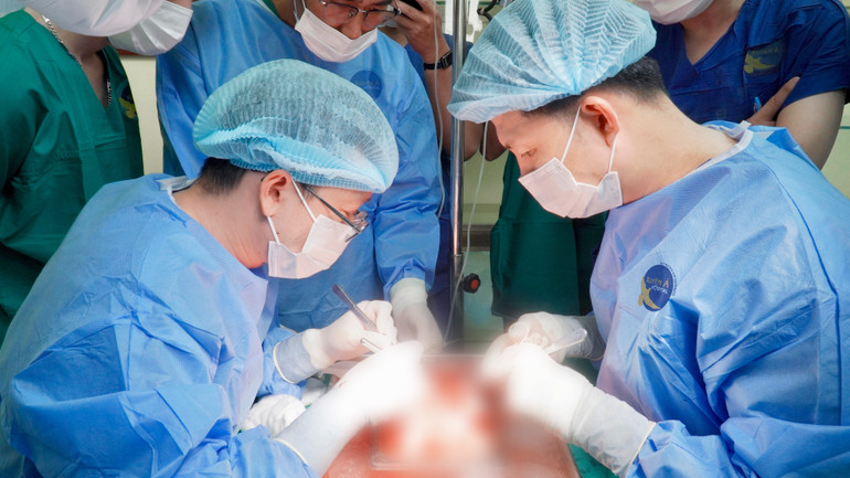 Ê-kíp bóc tách mạch máu thận trước khi ghép. c0ca8a69-4091-43f5-85f4-1ec3a5f658a2.jpg