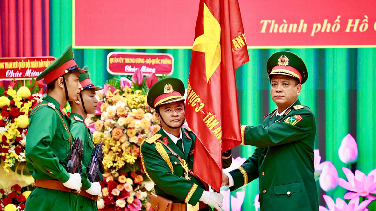 Trung tướng Nguyễn Trường Thắng, Tư lệnh Quân khu 7 trao Quân kỳ Quyết thắng cho Ban Chỉ huy Phòng thủ khu vực các tỉnh. img-0998.jpg