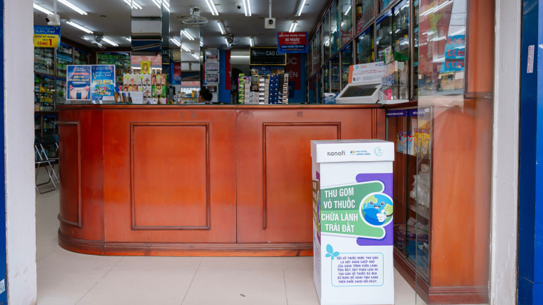thung-thu-gom-vi-thuoc-duoc-dat-o-vi-tri-de-thay-tai-nha-thuoc-long-chau.jpg