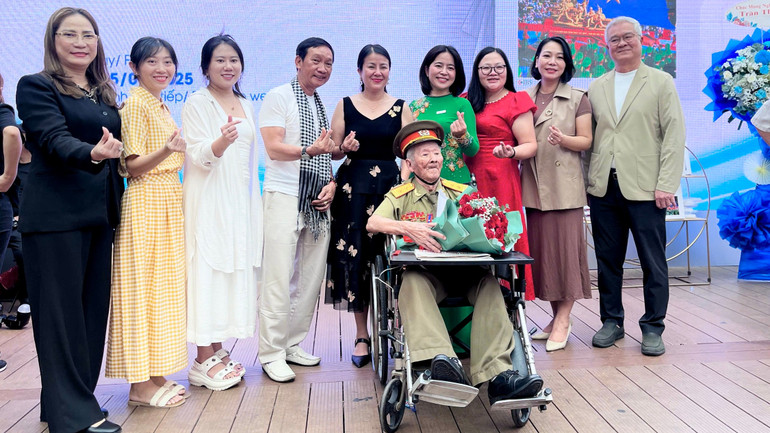 Nhiếp ảnh gia Trần Thế Phong (đeo khăn) lưu giữ kỷ niệm cùng nhân vật trong tác phẩm. img-2041.jpg