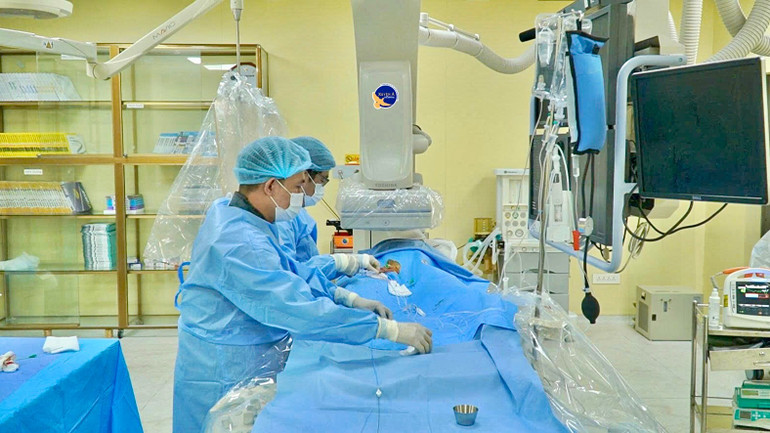 Ê-kíp bác sĩ can thiệp ca nhồi máu cơ tim. ekip-can-thiep.jpg