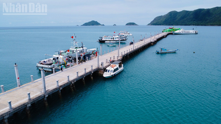 Cảng tàu khách tại trung tâm đặc khu Côn Đảo. ndo_tl_dji-0224.jpg