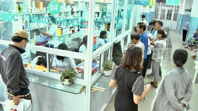 Người dân chờ đợi nhận thuốc điều trị tại một cơ sở y tế. ndo_tr_anh-chup-man-hinh-2025-07-11-luc-144153.jpg