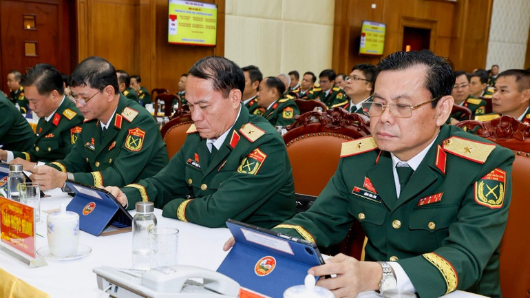 Đại biểu sử dụng máy tính bảng xuyên suốt chương trình đại hội. img-2322.jpg