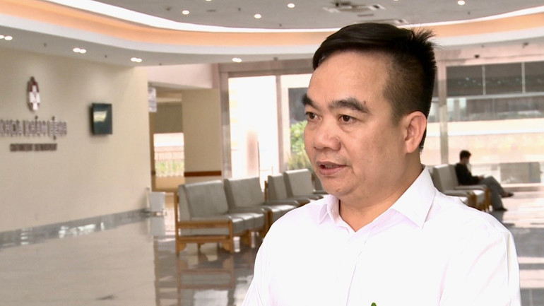 دکتر ترونگ با کوان، مدیر عملیات بیمارستان عمومی هونگ دوک ۲، اطلاعاتی را به اشتراک میگذارد. anh-chup-man-hinh-2025-11-04-luc-144352.jpg