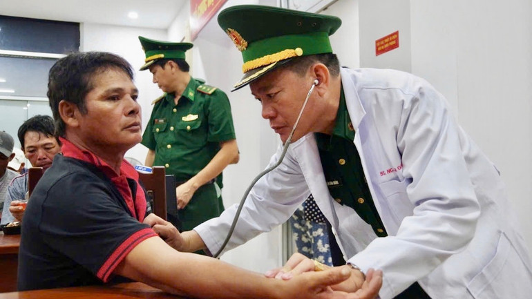 Bộ đội Biên phòng chăm sóc y tế ngư dân gặp nạn. (Ảnh: CTV) img-4119-1295.jpg