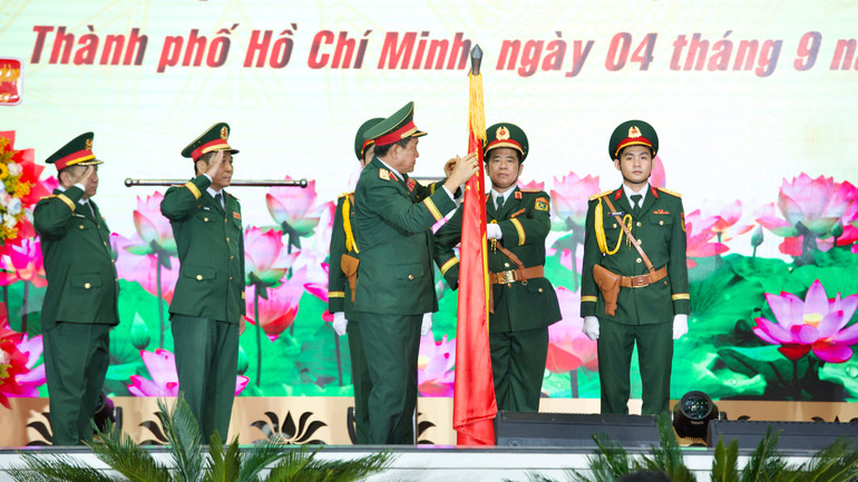 Thứ trưởng Võ Minh Lương trao Huân chương Quân công Hạng Ba cho Bộ Tư lệnh Thành phố. tht-5108.jpg