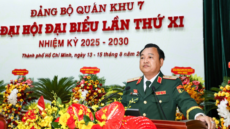 Thiếu tướng Trần Vinh Ngọc, Bí thư Đảng ủy, Chính ủy Bộ Tư lệnh Quân khu 7 phát biểu khai mạc Đại hội. (Ảnh: LÊ TRẦM) img-2084.jpg