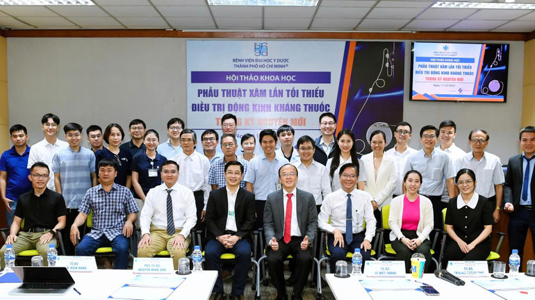 Các đại biểu tham gia hội thảo khoa học điều trị bệnh động kinh kháng thuốc chụp ảnh lưu niệm. img-3379.jpg