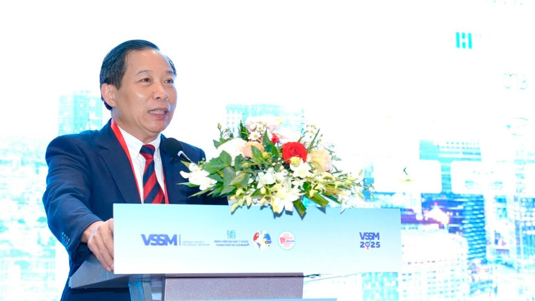 Phó Giáo sư, Tiến sĩ Nguyễn Quang, Chủ tịch Hội y học Giới tính Việt Nam phát biểu. img-3580.jpg