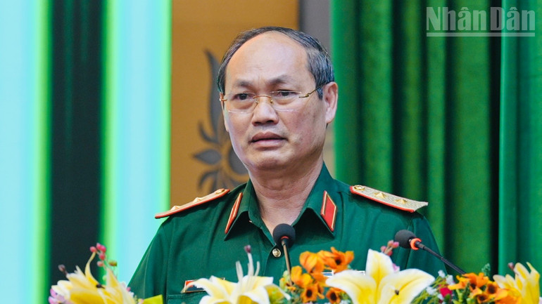 Trung tướng Nguyễn Văn Nam, nguyên Tư lệnh Bộ Tư lệnh Thành phố Hồ Chí Minh trình bày tham luận. ndo_tr_anh-chup-man-hinh-2025-08-27-luc-140347.jpg