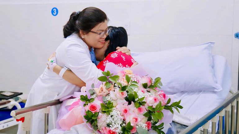 Bác sĩ Bệnh viện Từ Dũ chia sẻ niềm vui với sản phụ. img-3491.jpg
