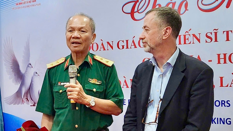 Trung tướng Hoàng Khánh Hưng, Chủ tịch Hội Hỗ trợ gia đình liệt sĩ Việt Nam trao đổi cùng đoàn Trường đại học Georgia. img-3486.jpg