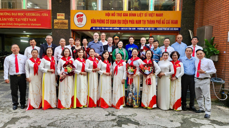 Đoàn Trường đại học Georgia chụp ảnh lưu niệm tại Văn phòng phía nam Hội Hỗ trợ gia đình liệt sĩ Việt Nam. img-3482.jpg