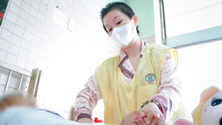 Chị Diễm hạnh phúc bên con trai đang hồi phục từng ngày. dsc04110.jpg