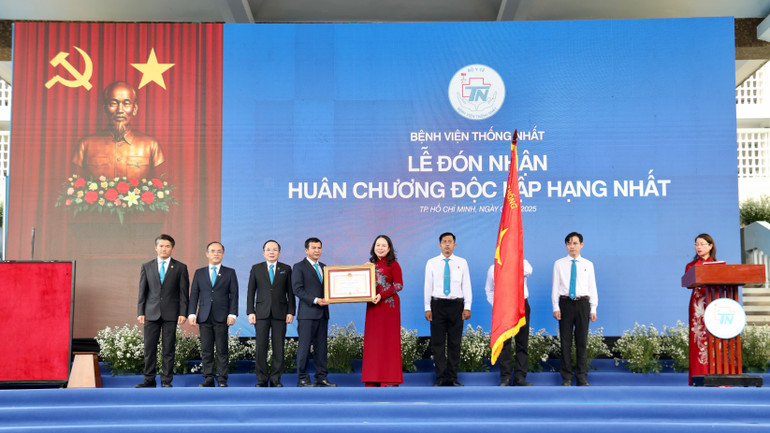 থং নাট হাসপাতাল রাষ্ট্রপতির কাছ থেকে প্রথম শ্রেণীর স্বাধীনতা পদক পেয়েছে। 505a4426.jpg