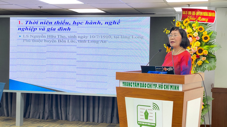 Phó Giáo sư, Tiến sĩ Huỳnh Thị Gấm trình bày tham luận tại Tọa đàm. img-1268.jpg