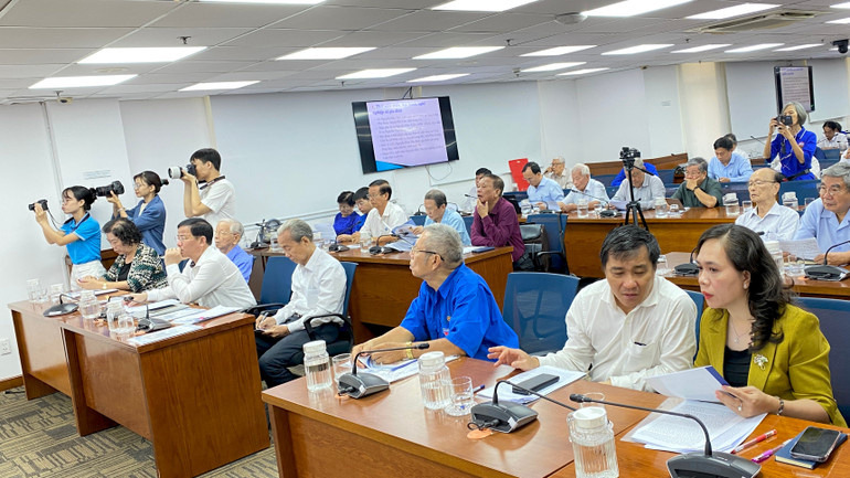 Đại biểu lắng nghe tham luận về cuộc đời, sự nghiệp của cố luật sư Nguyễn Hữu Thọ. img-1272.jpg