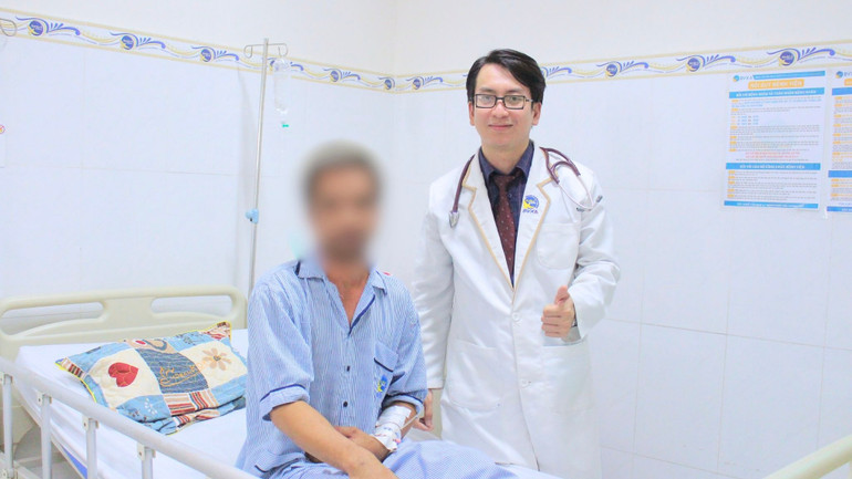 Sốc phản vệ do tự đắp thuốc điều trị khi bị rắn cắn hinh-bs-tham-kham4.jpg