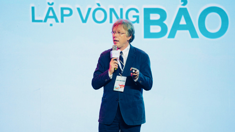 Dr. Mark Fletcher, Senior Director of Vaccine Research and Development bij Pfizer, zei: ts-mark-fletcher-giam-doc-cap-cao-bo-phan-y-khoa-nghien-cuu-va-phat-trien-vac-xin-pfizer-chia-se-tai-hoi-nghi.jpg