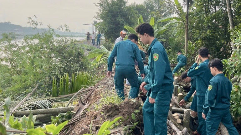 Lực lượng dân quân tự vệ có mặt từ sớm để di dời người dân ra vùng an toàn. img-0776.jpg