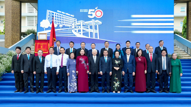 প্রতিনিধিরা স্মারক ছবি তুলছেন। Các đại biểu chụp ảnh lưu niệm.