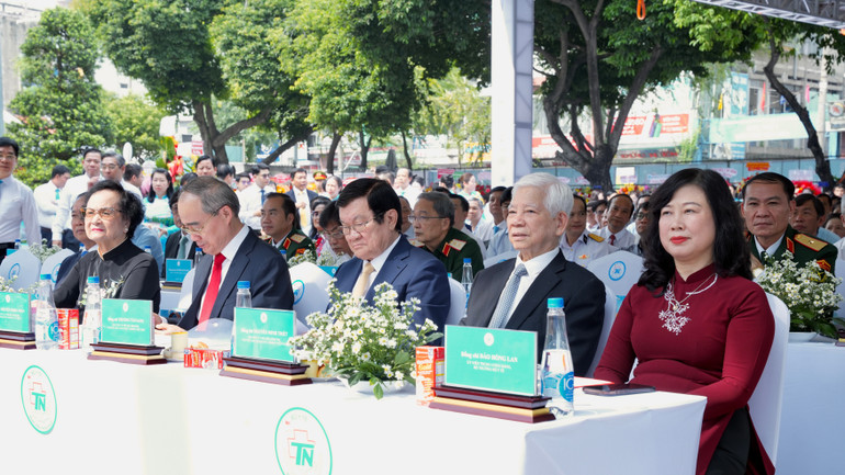 অনুষ্ঠানে দলীয় ও রাজ্য নেতারা এবং প্রাক্তন নেতারা উপস্থিত ছিলেন। dsc05158.jpg