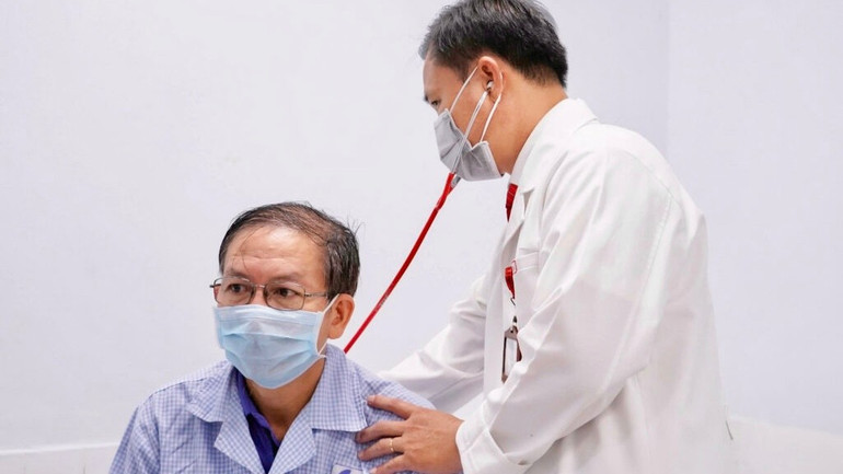 Ältere Menschen kommen ins Gia Dinh Volkskrankenhaus, um einen Lungenfacharzt aufzusuchen. z7115593176652-831f3d00d563ccec8e799f190f367bc5-1024x683-2.jpg