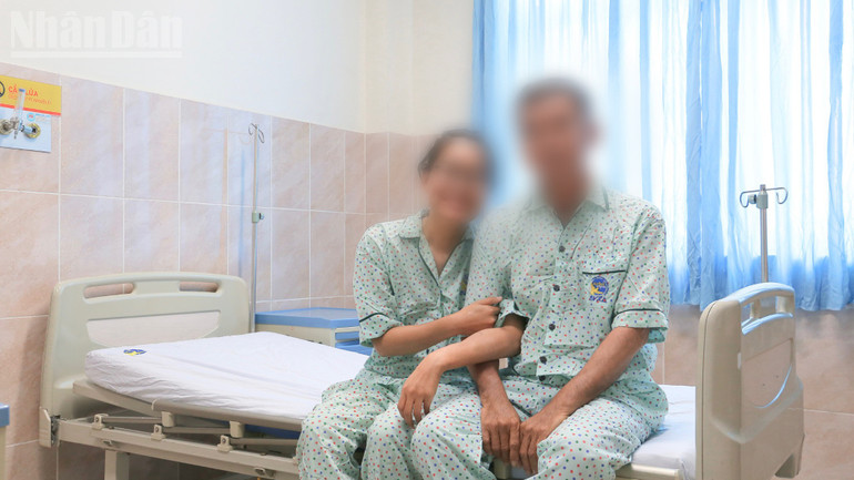 Hai cha con người cho và người nhận ghép thận trong ngày xuất viện. ndo_tl_2990c1a2-3da0-4c8e-9a86-dce18e3c65eb.jpg
