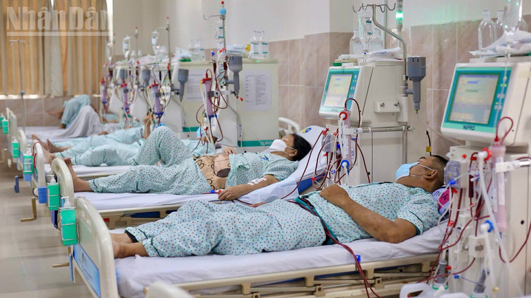 Bệnh nhân suy thận đang điều trị tại Bệnh viện đa khoa Xuyên Á. ndo_tl_benh-nhan-suy-than-nam-chay-mau-loc-than.jpg