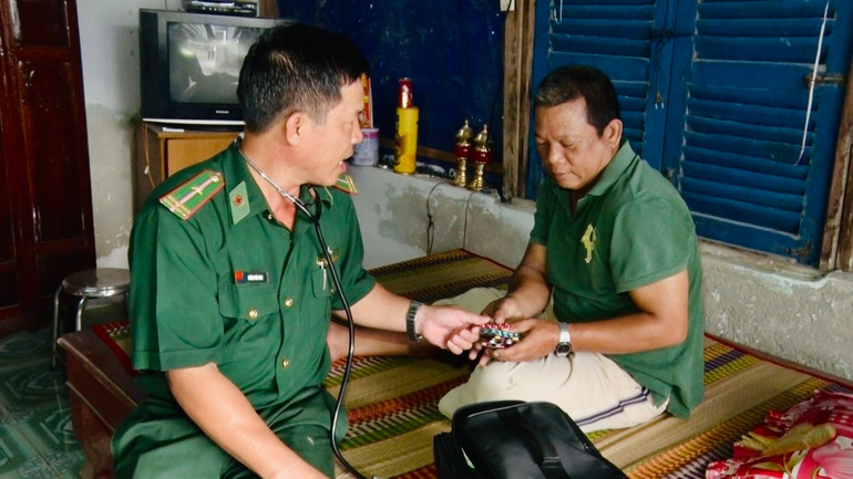 Cán bộ quân y Đồn biên phòng Thạnh An thăm khám phát thuốc tại nhà cho ngư dân. anh-chup-man-hinh-2025-10-28-luc-134359.jpg