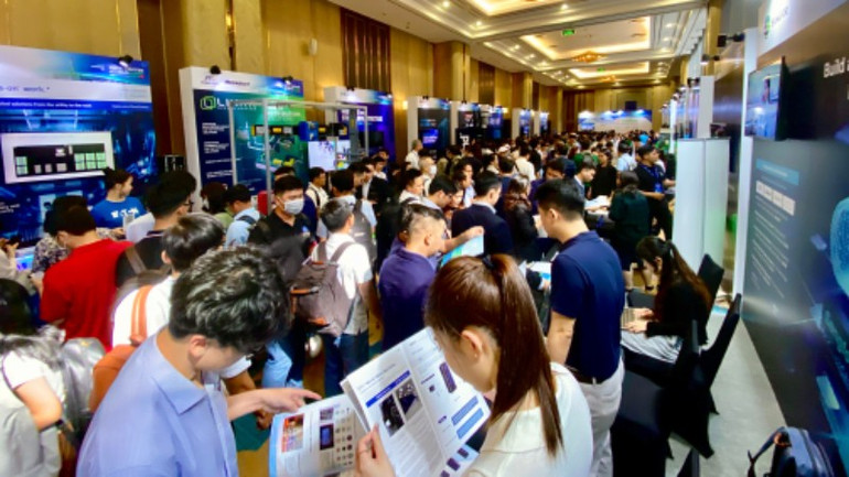 Đại biểu trải nghiệm các gian hàng công nghệ tại sự kiện Viettel IDC 2025. img-1021-2464.jpg