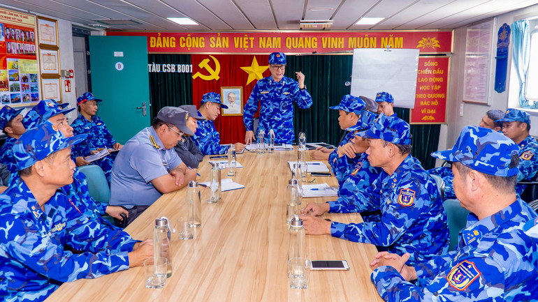 Đại tá Nguyễn Minh Khánh, Phó Tư lệnh Vùng Cảnh sát biển 3 chỉ huy diễn tập. dai-ta-nguyen-minh-khanh-pho-tu-lenh-tham-muu-truong-btl-vung-csb3-chu-tri-cuoc-hop-voi-can-bo-chi-huy-cac-tau-tham-gia-dien-tap.jpg