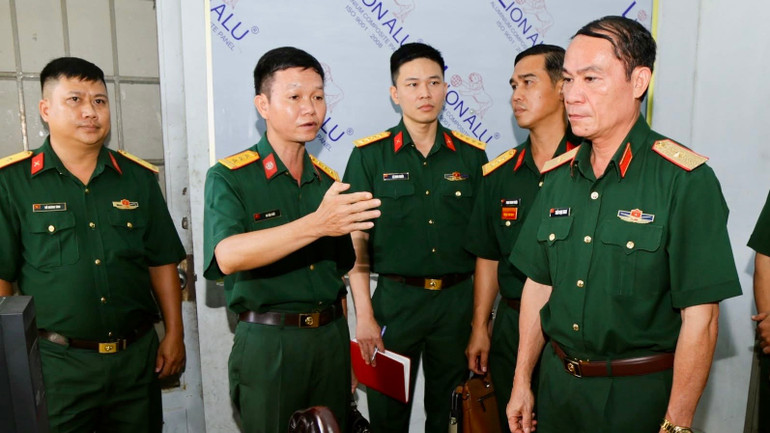 Thiếu tướng Trần Ngọc Minh (ngoài cùng bên phải), Phó Tư lệnh Quân khu 7 nghe các đơn vị báo cáo. (Ảnh: CTV) img-1430.jpg