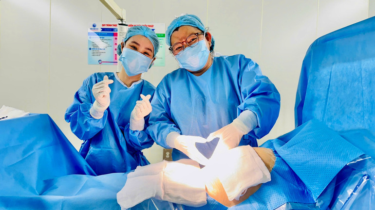 Đội ngũ y bác sĩ Bệnh viện Từ Dũ hạnh phúc chào đón ca can thiệp tim bào thai thứ 8. img-1450.jpg