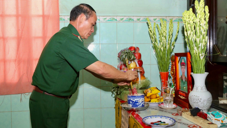 Phó Tư lệnh Quân khu 7 thắp hương tri ân liệt sĩ Trương Văn Tiến. (Ảnh: CTV) img-1428.jpg